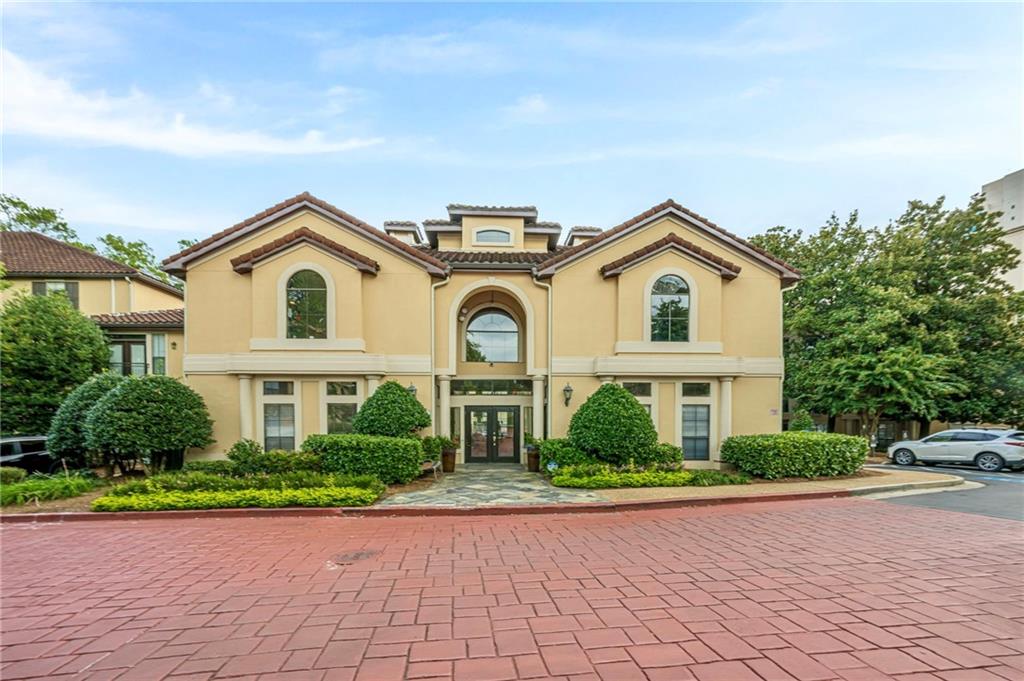 3777 Peachtree Road Northeast, Unit 1632 Brookhaven, GA 30319 - Photo 43 of 43 a front view of a house with garden