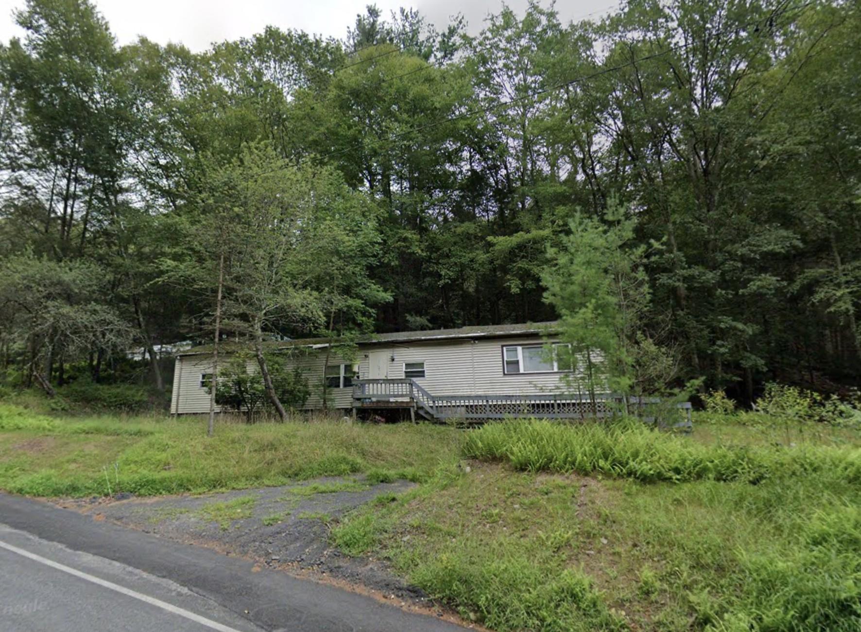 Manufactured / mobile home featuring a deck