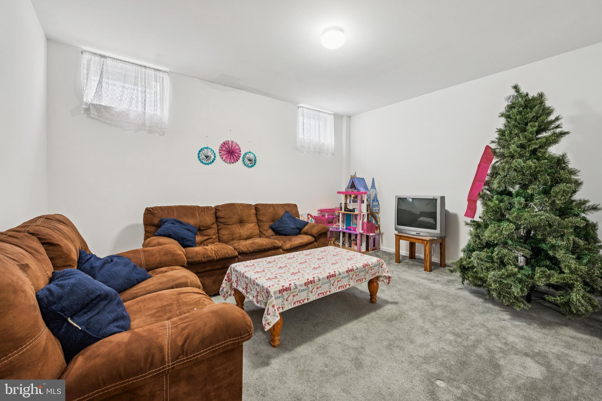 17 Jasmine Way Sewell, NJ 08080 - Photo 23 of 30 a living room with furniture and a potted plant