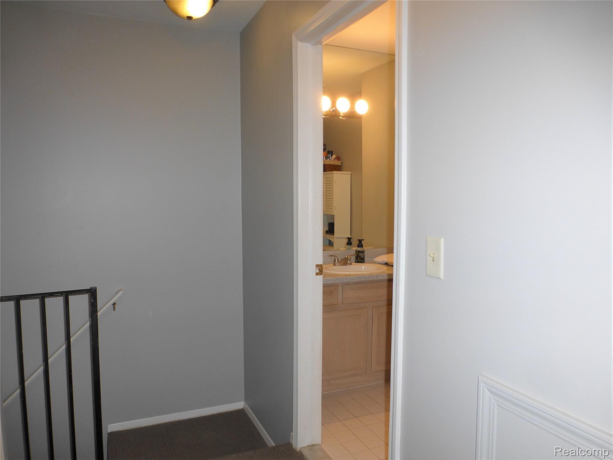 230 Pine Tree Ridge, Unit 3 Waterford, MI 48327 - Photo 16 of 34 Upper landing