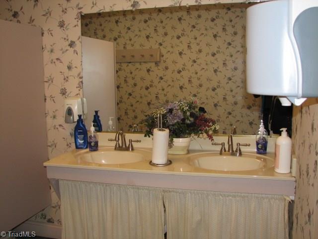 635 Liberty Road High Point, NC 27263 - Photo 13 of 27