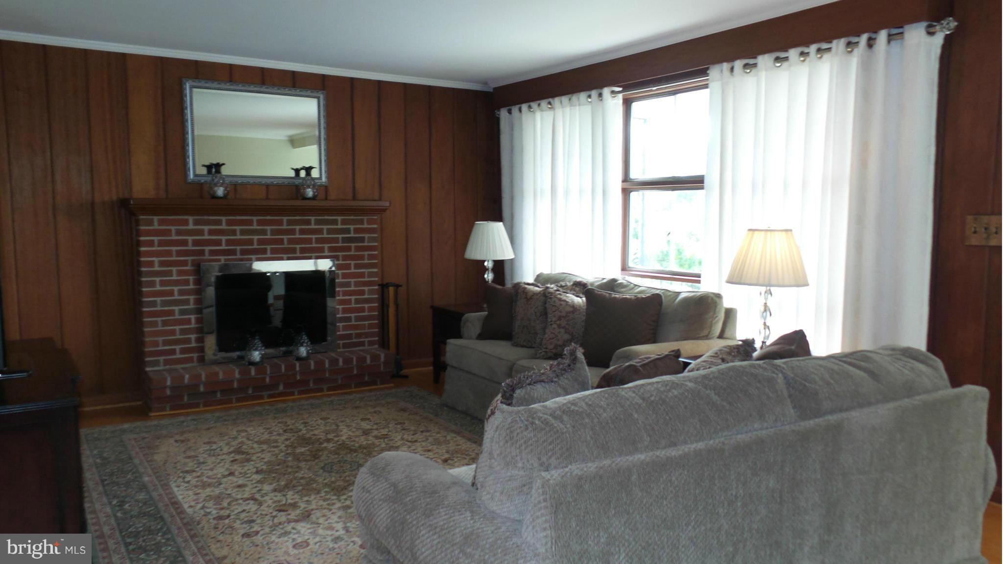 506 Alabama Road Baltimore, MD 21204 - Photo 4 of 30 Living Room