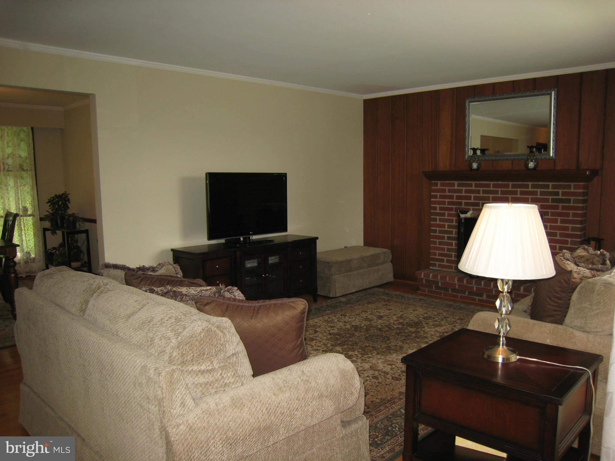 506 Alabama Road Baltimore, MD 21204 - Photo 7 of 30 Living Room