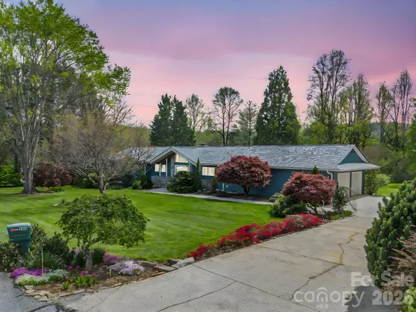 $695,000 | 200 Conde Place, Hendersonville, NC 28739
