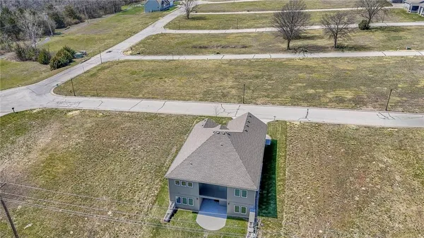 $469,900 | 517 Village Lane, Harrisonville, MO 64701