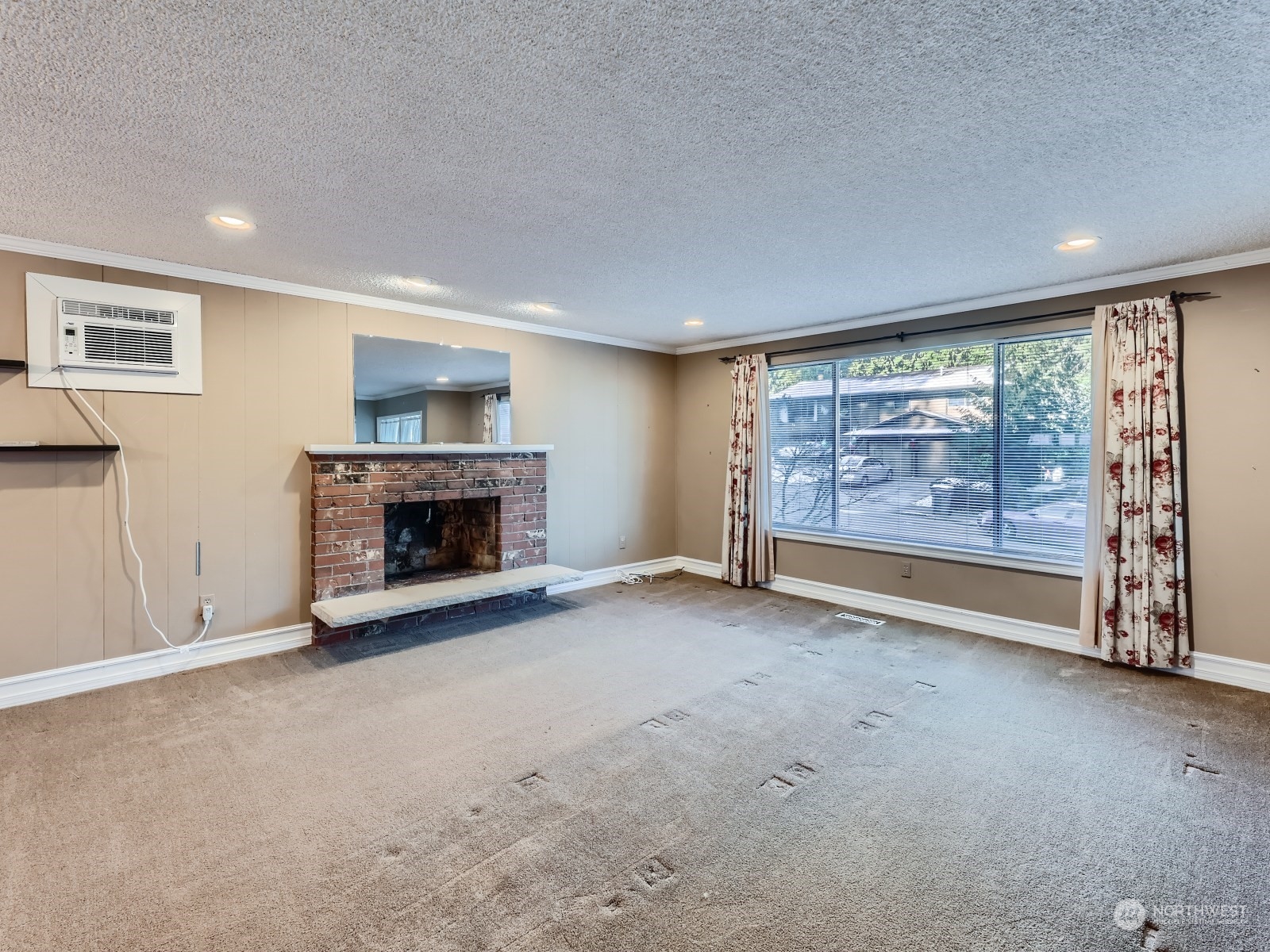 2730 Forest View Drive Everett, WA 98203 - Photo 4 of 28 an empty room with furniture and a fireplace