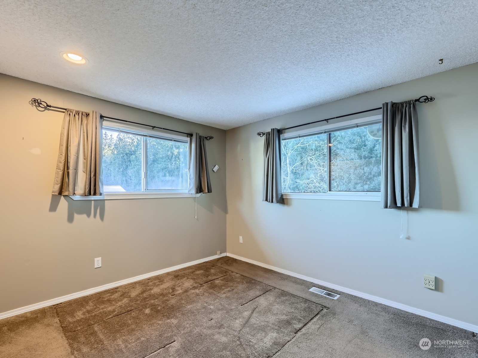 2730 Forest View Drive Everett, WA 98203 - Photo 10 of 28 a view of empty room with window