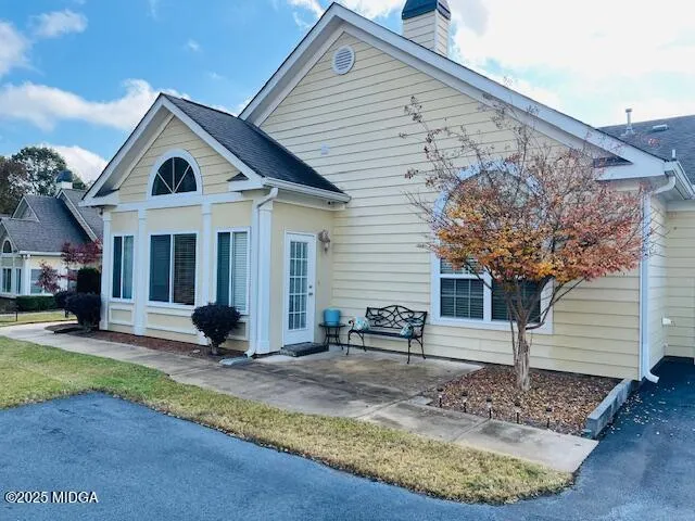 a view of a house with backyard
