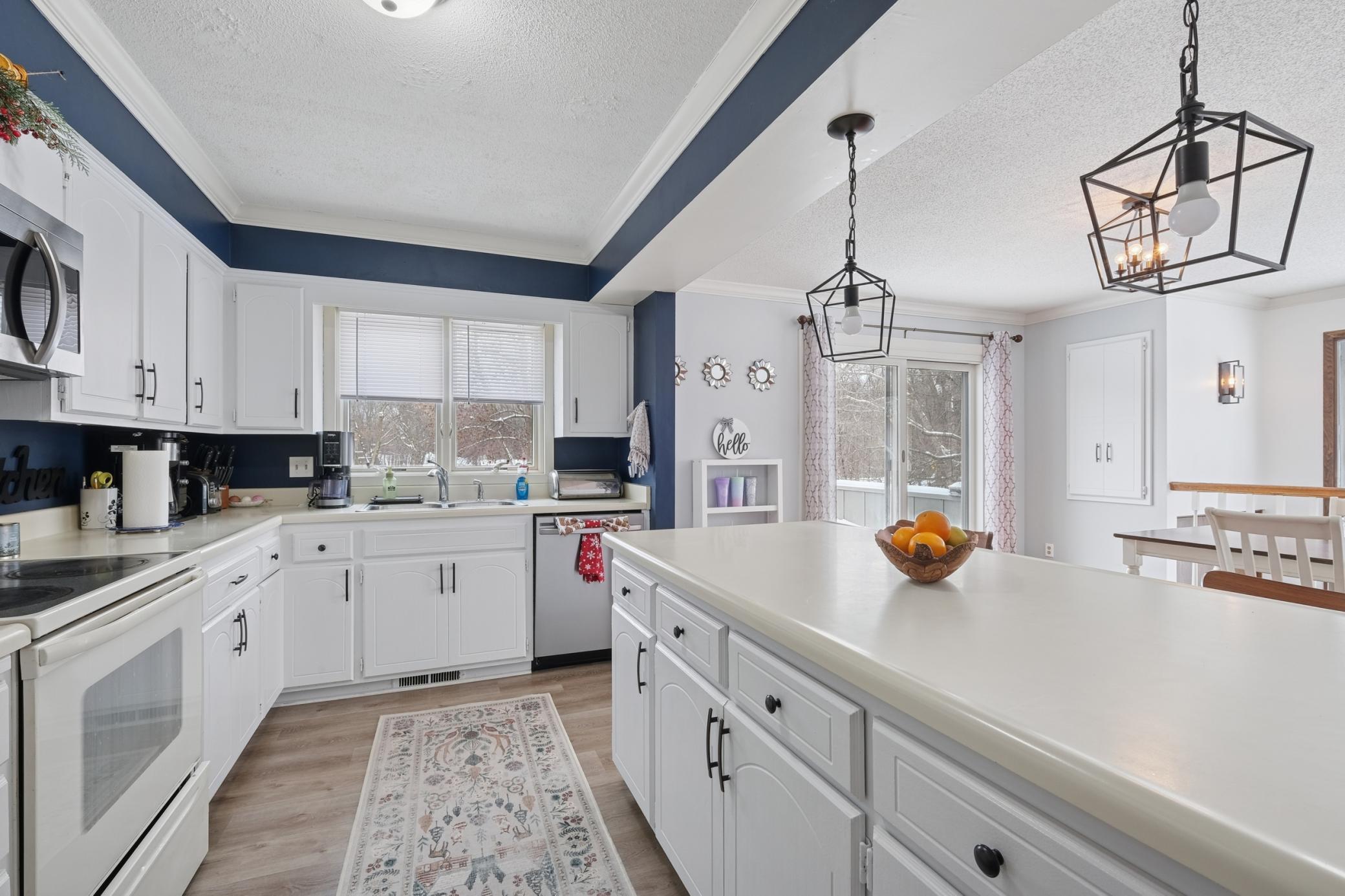 10346 Berkshire Road Bloomington, MN 55437 - Photo 5 of 26
