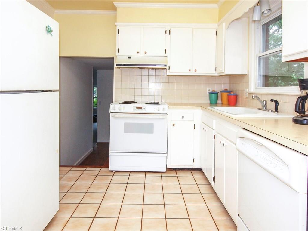 3211 Polo Road Winston-Salem, NC 27106 - Photo 13 of 27 Bright and White!