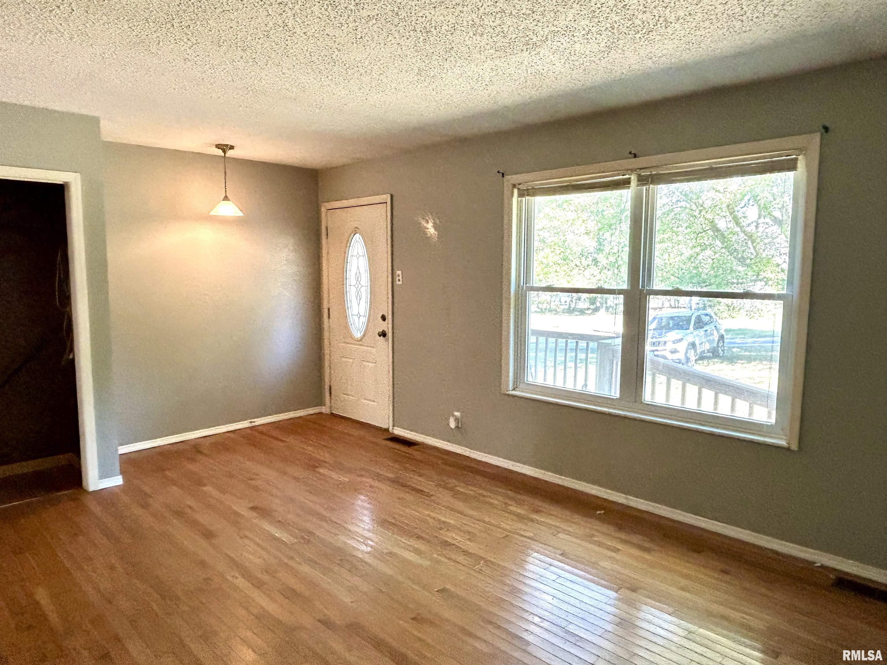 744 Cardinal Road Carbondale, IL 62901 - Photo 3 of 38