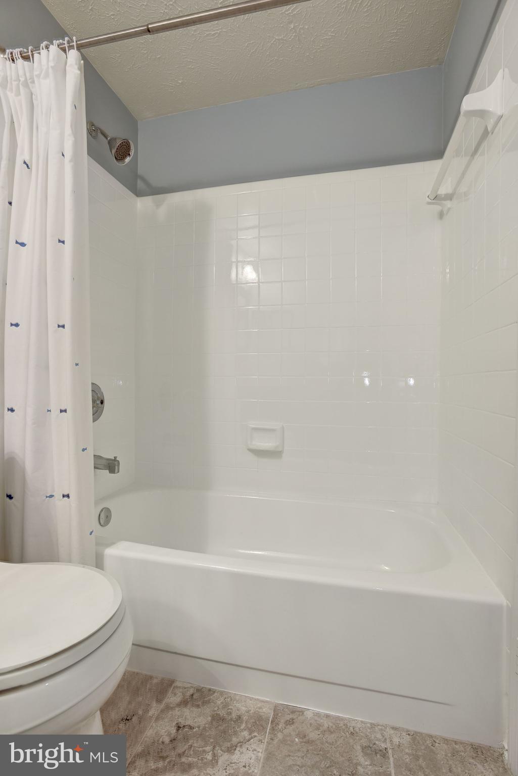 10968 Granby Court Reston, VA 20191 - Photo 20 of 33 a bathroom with a toilet and a bathtub