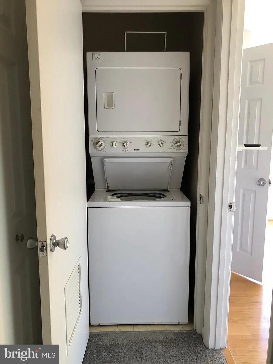 40 Greystone Court, Unit G Annapolis, MD 21403 - Photo 25 of 37 a utility room with dryer and washer