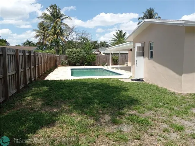 a view of a backyard with pathway