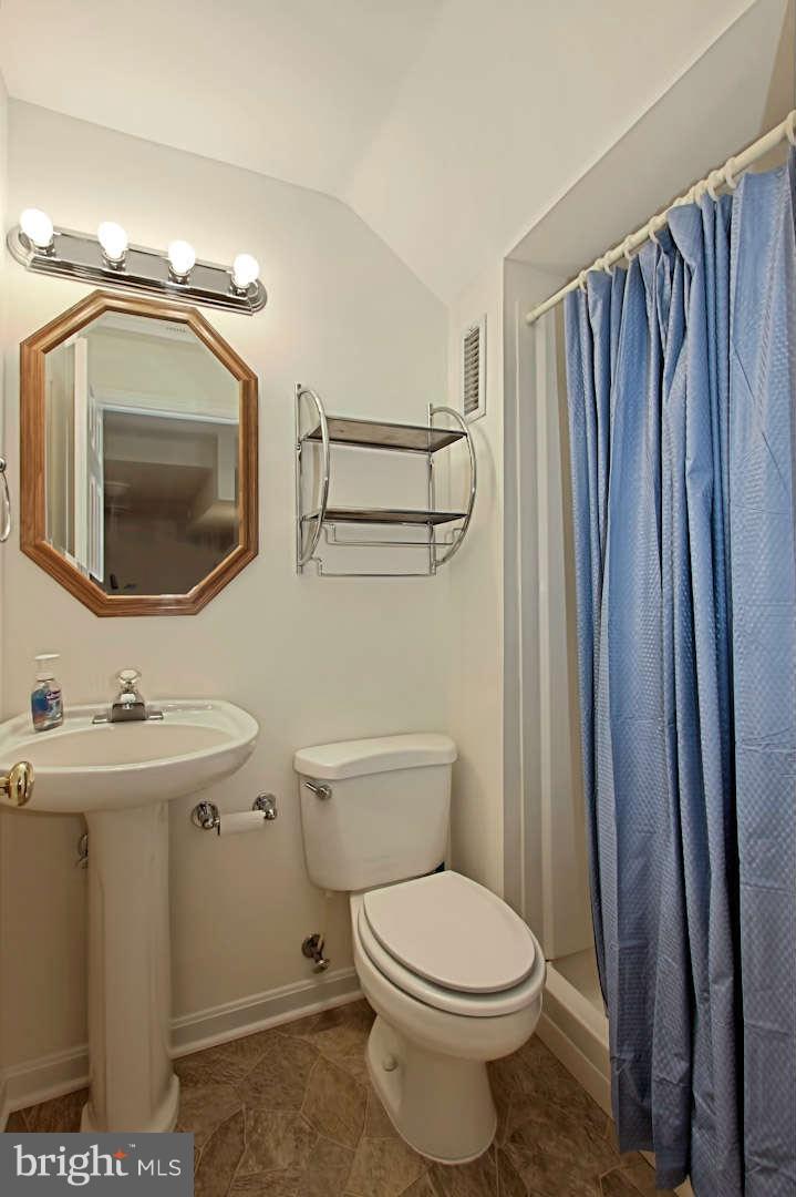 9500 Retriever Road Burke, VA 22015 - Photo 22 of 30 Bath