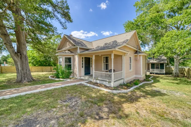 $2,100 | 806 East Main Street, Bellville, TX 77418