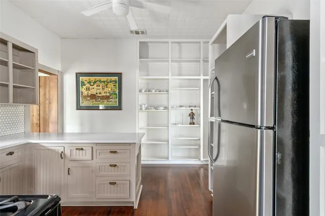 $2,100 | 806 East Main Street, Bellville, TX 77418