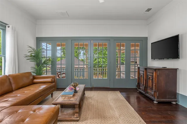 $2,100 | 806 East Main Street, Bellville, TX 77418