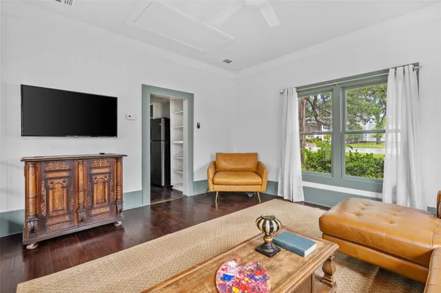 $2,100 | 806 East Main Street, Bellville, TX 77418