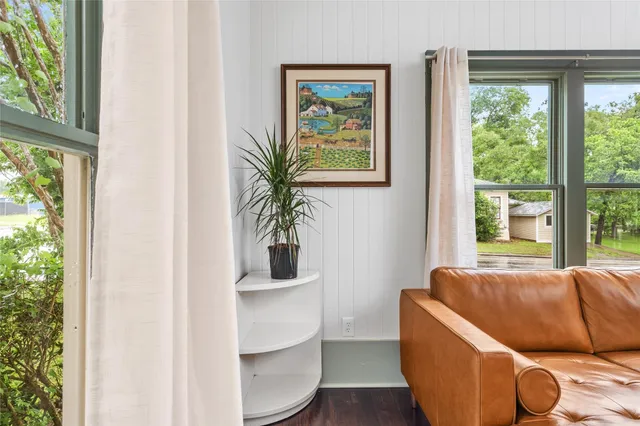 $2,100 | 806 East Main Street, Bellville, TX 77418