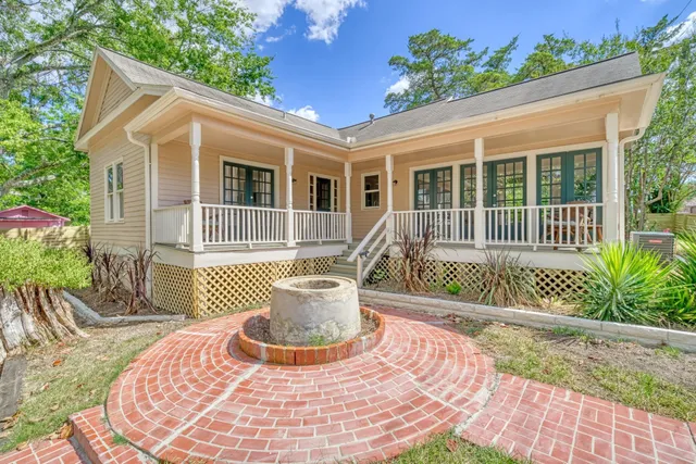 $2,100 | 806 East Main Street, Bellville, TX 77418