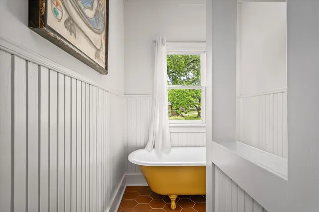 $2,100 | 806 East Main Street, Bellville, TX 77418