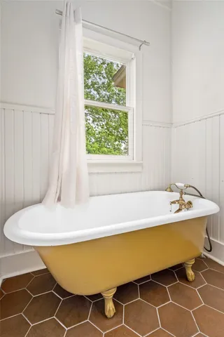 $2,100 | 806 East Main Street, Bellville, TX 77418