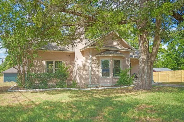 $2,100 | 806 East Main Street, Bellville, TX 77418