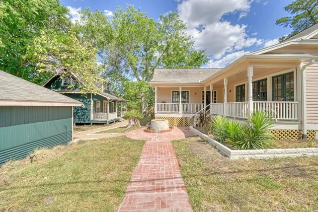$2,100 | 806 East Main Street, Bellville, TX 77418