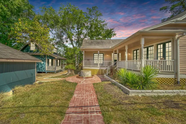 $2,100 | 806 East Main Street, Bellville, TX 77418