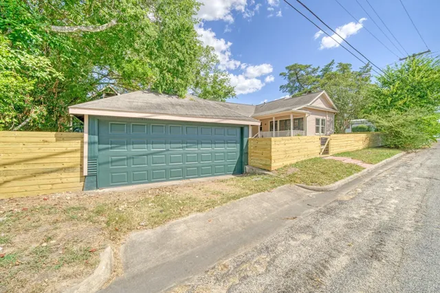 $2,100 | 806 East Main Street, Bellville, TX 77418