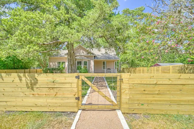 $2,100 | 806 East Main Street, Bellville, TX 77418