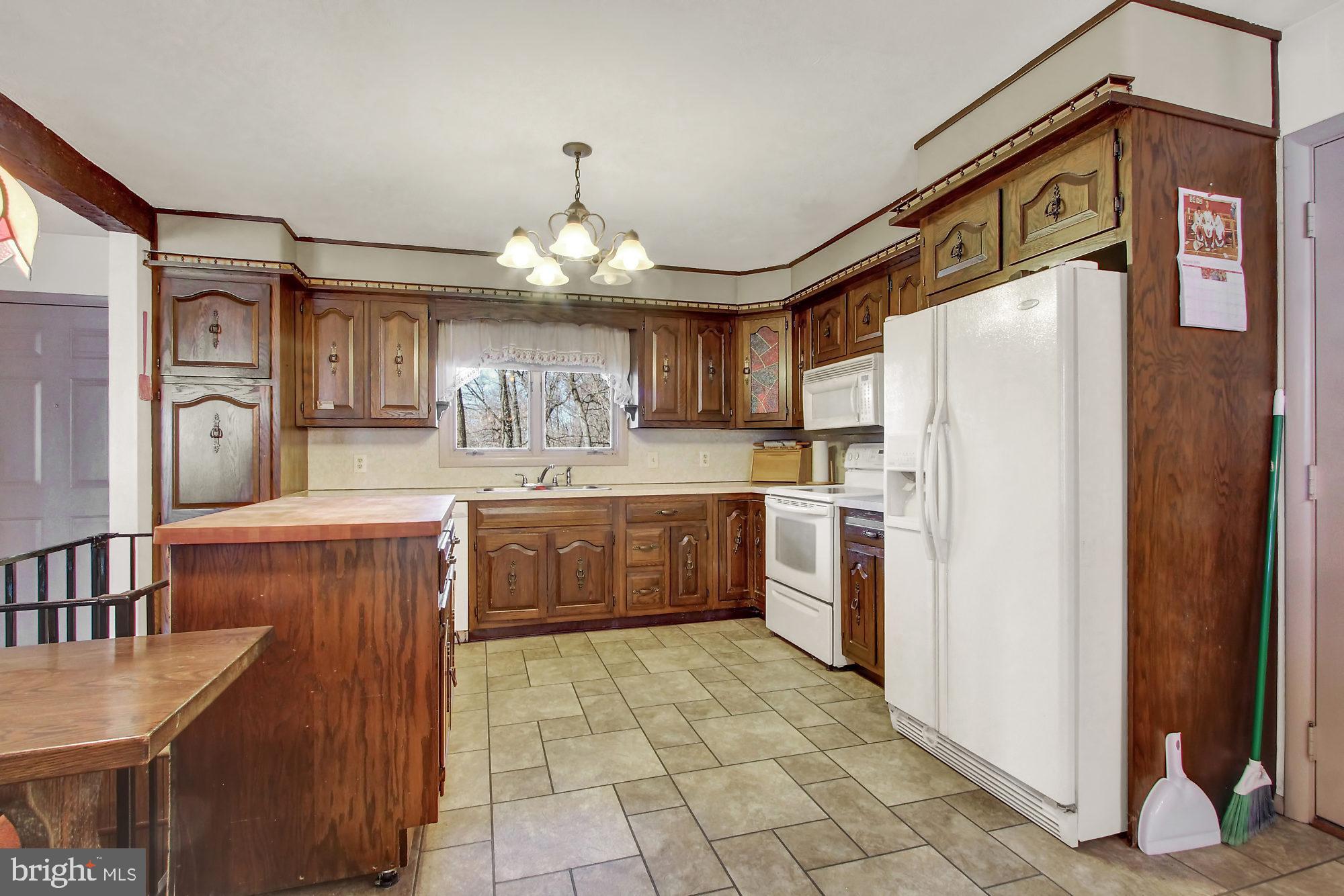 5543 Bossler Road Elizabethtown, PA 17022 - Photo 3 of 23 Kitchen