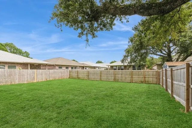 a view of garden with a house