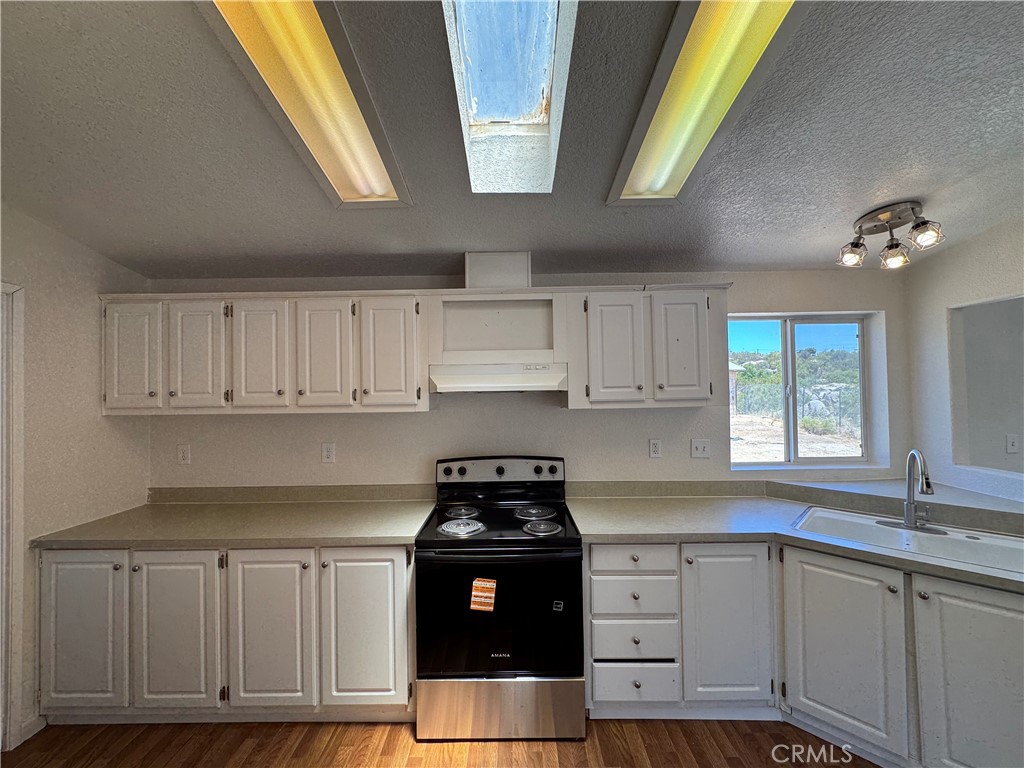 41251 Rope Road Hemet, CA 92544 - Photo 9 of 32 Kitchen View with New Electric Range