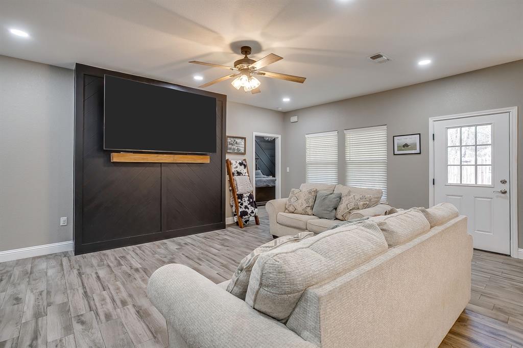 409 Titus Drive Springtown, TX 76082 - Photo 10 of 39 a living room with furniture and a ceiling fan