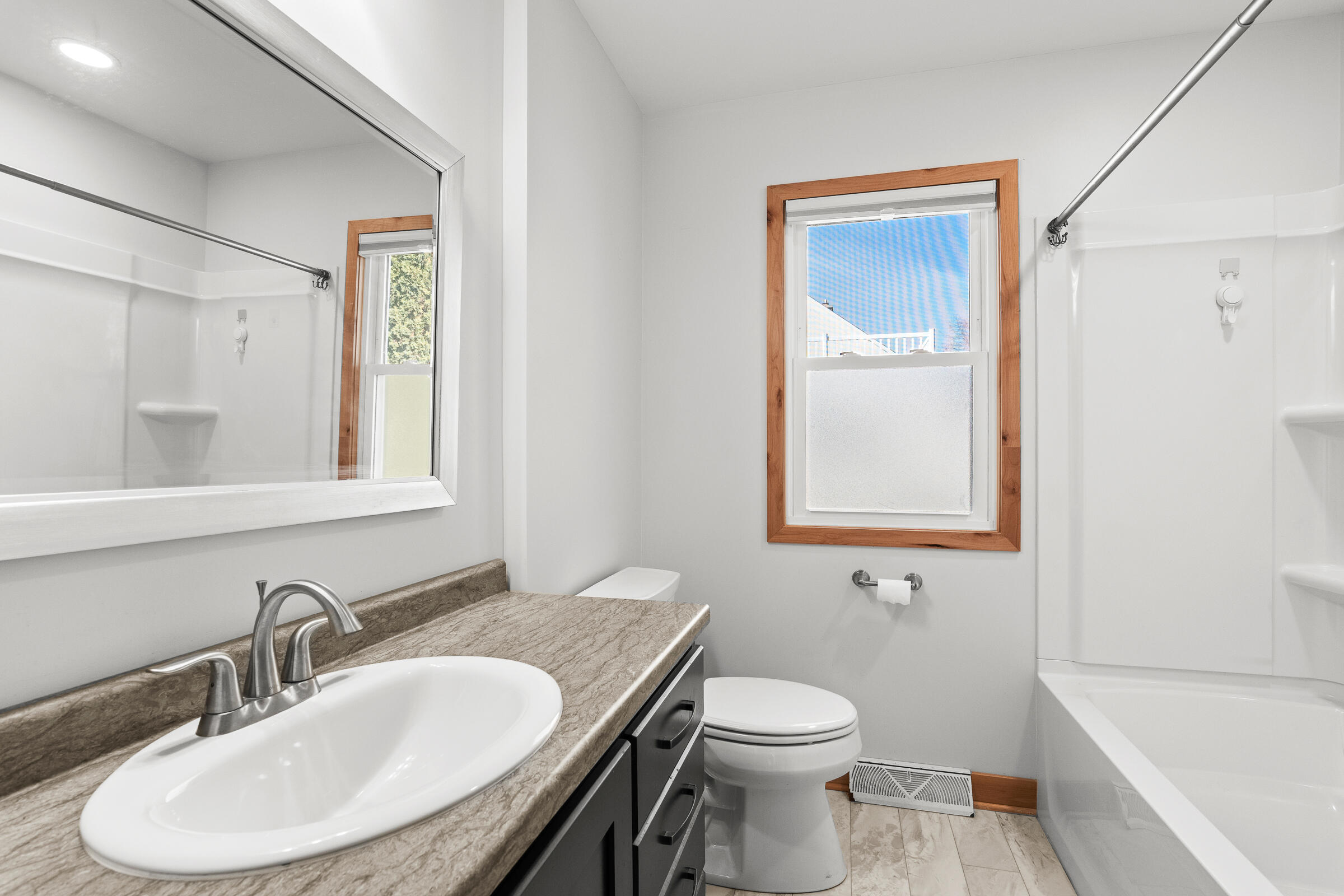 2014 Markham Street Manitowoc, WI 54220 - Photo 20 of 44 Main Level Full Bath