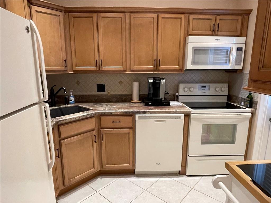 400 Northeast 20th Street, Unit C307 Boca Raton, FL 33431 - Photo 2 of 16 KITCHEN