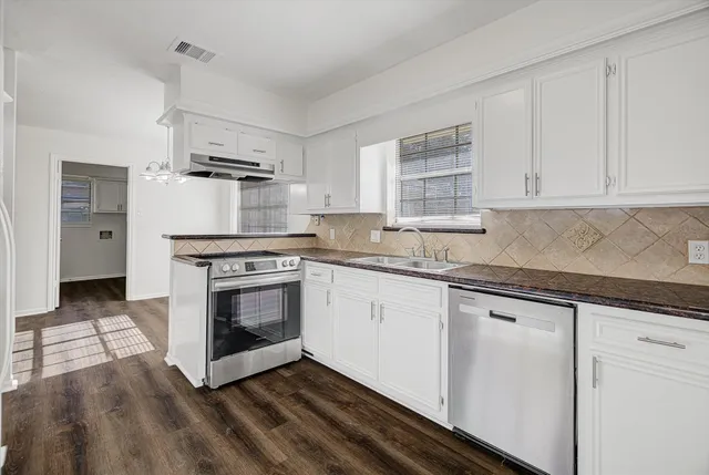 $350,000 | 216 Any Way Street, Lake Jackson, TX 77566