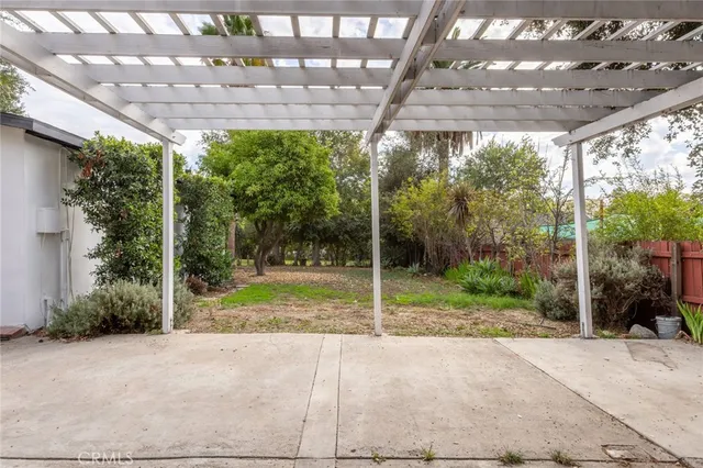 a view of a house with backyard and porch