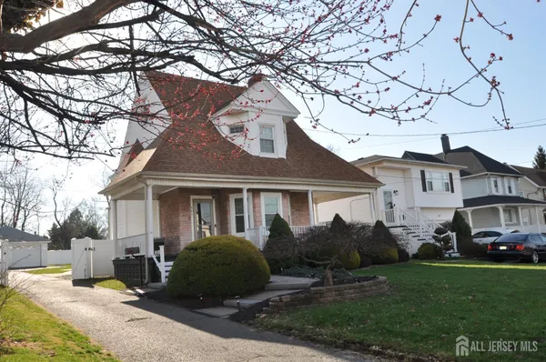 a view of a yard in front of a house