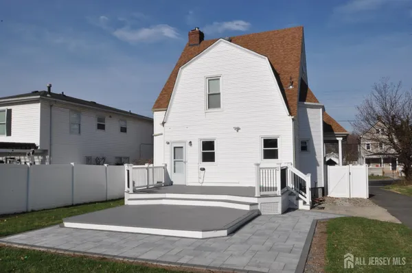 a view of backyard of the house