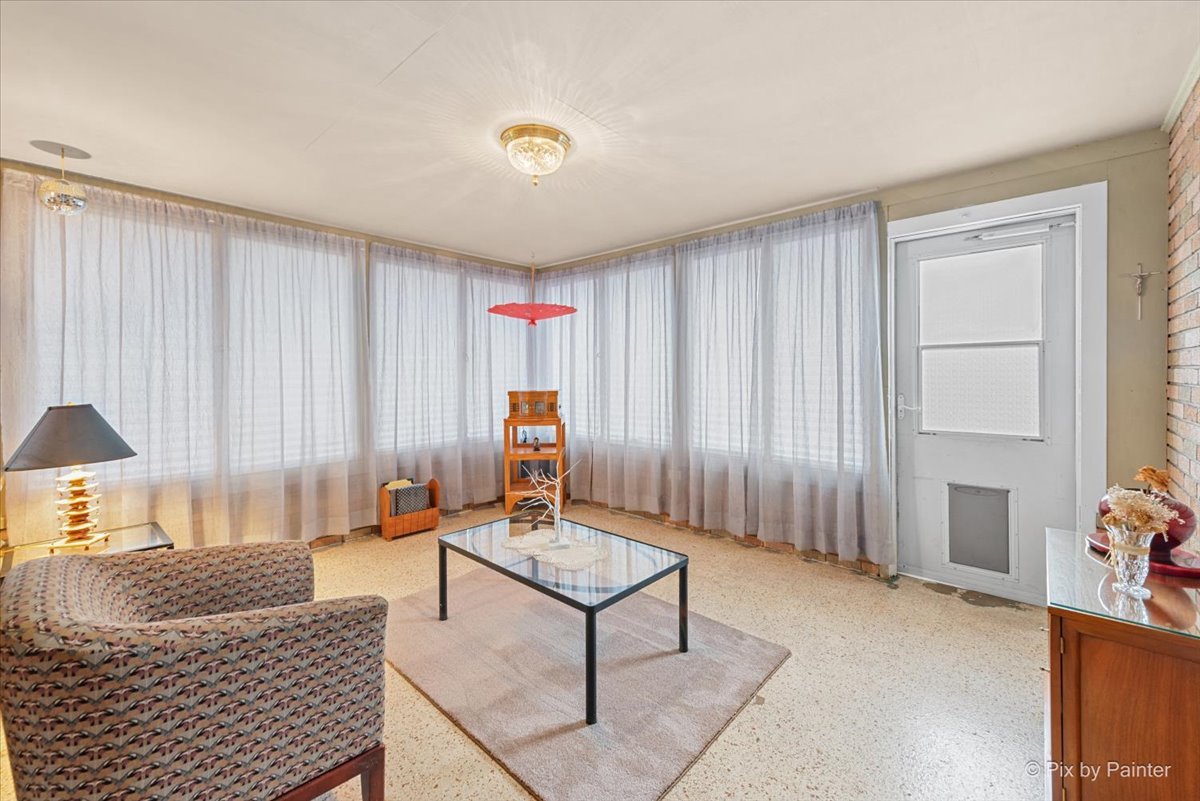 431 North Melrose Avenue Elgin, IL 60123 - Photo 17 of 32 a living room with furniture and a window