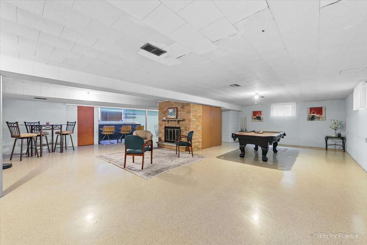 431 North Melrose Avenue Elgin, IL 60123 - Photo 18 of 32 a living room with furniture and a table