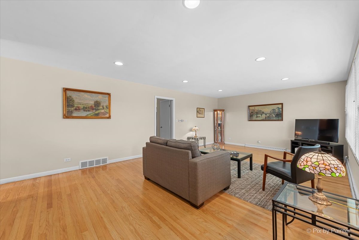 431 North Melrose Avenue Elgin, IL 60123 - Photo 2 of 32 a living room with furniture and a flat screen tv
