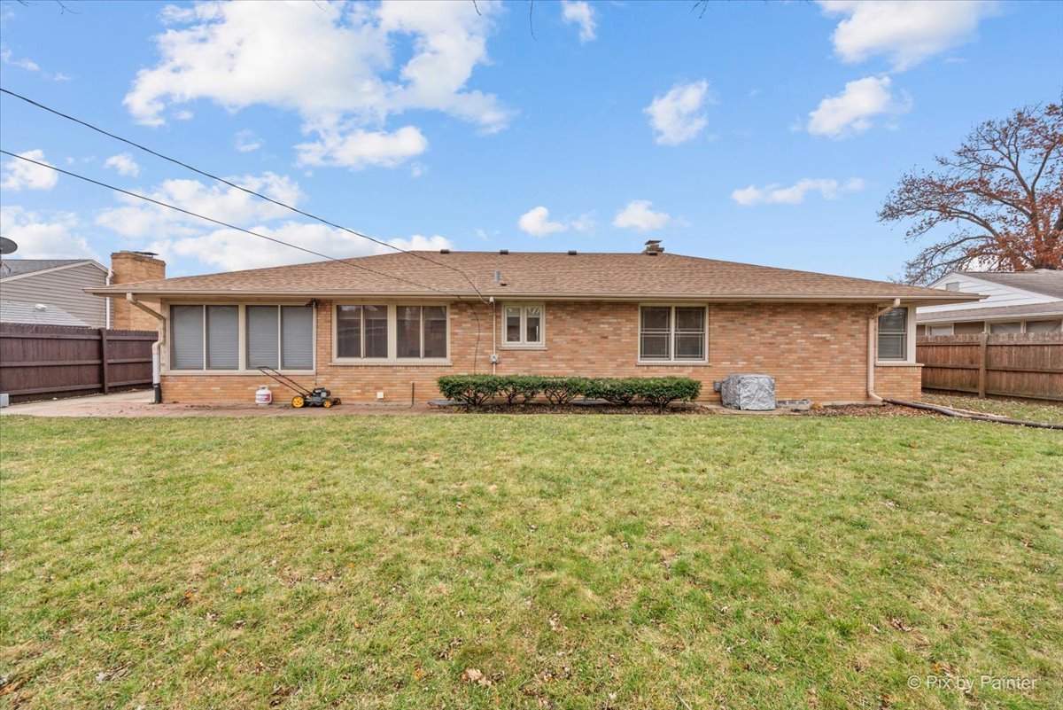 431 North Melrose Avenue Elgin, IL 60123 - Photo 28 of 32 a front view of a house with a garden