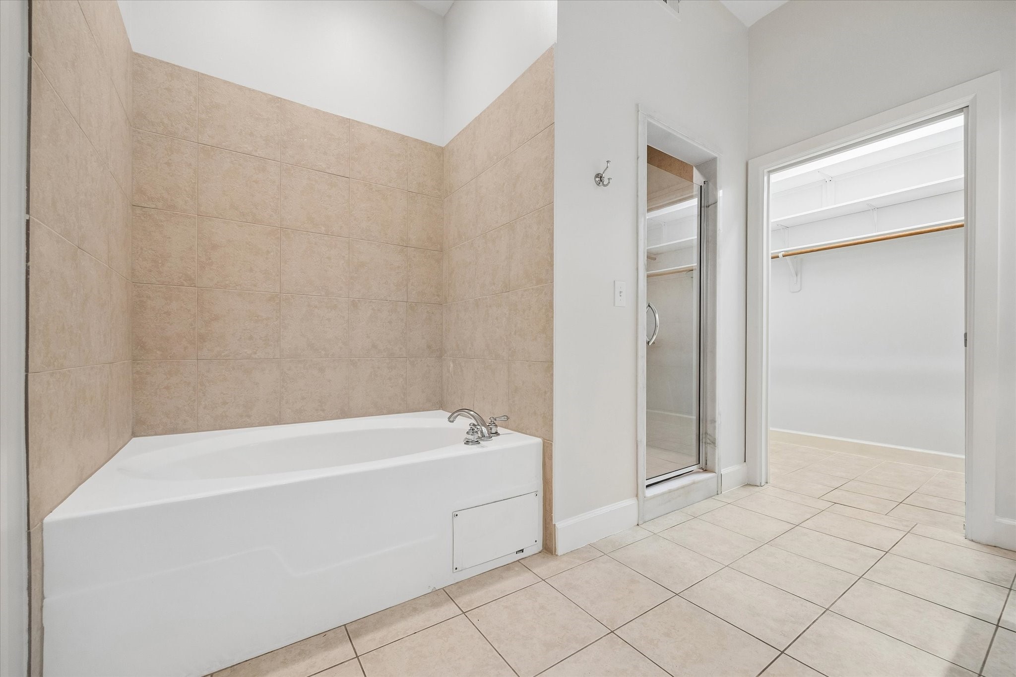 100 Willard Street, Unit 15 Houston, TX 77006 - Photo 15 of 25 Relax and unwind in the oversized soaking tub with tile surround, separate walk-in shower, and direct access to the expansive walk-in closet.