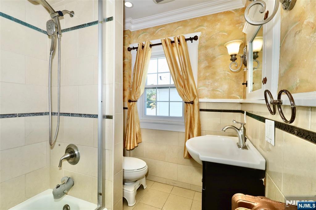 233 Hamilton Place Hackensack, NJ 07601 - Photo 14 of 19