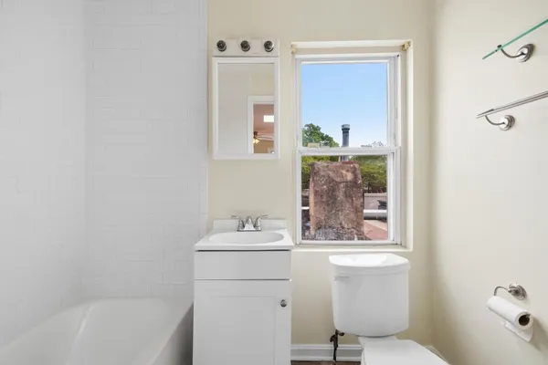 $2,500 | 925 8th Street Northeast, Washington, DC 20002