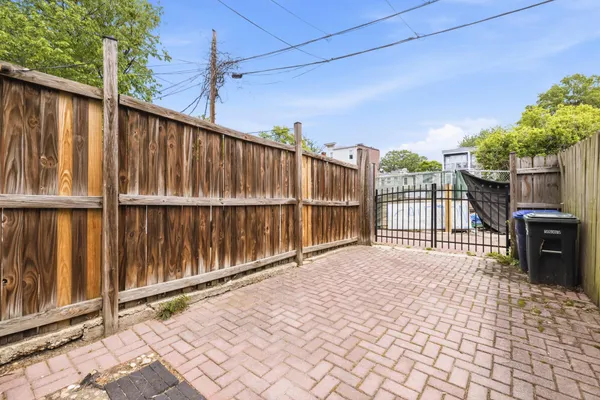 $2,500 | 925 8th Street Northeast, Washington, DC 20002